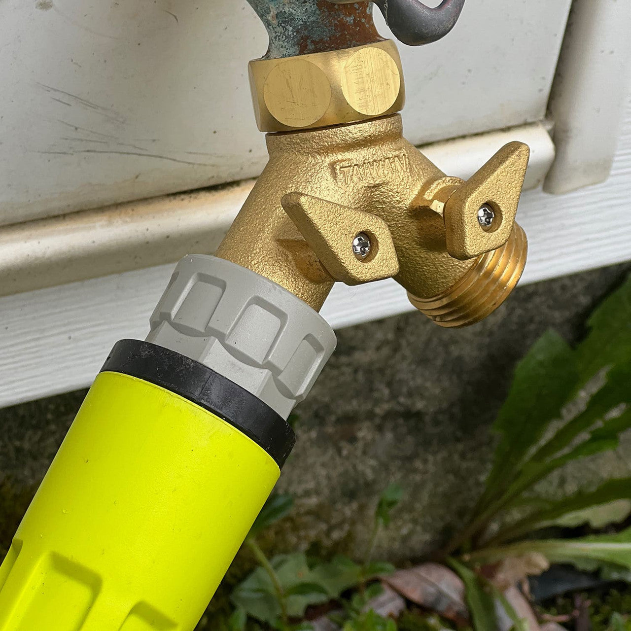 Garden hose manifold