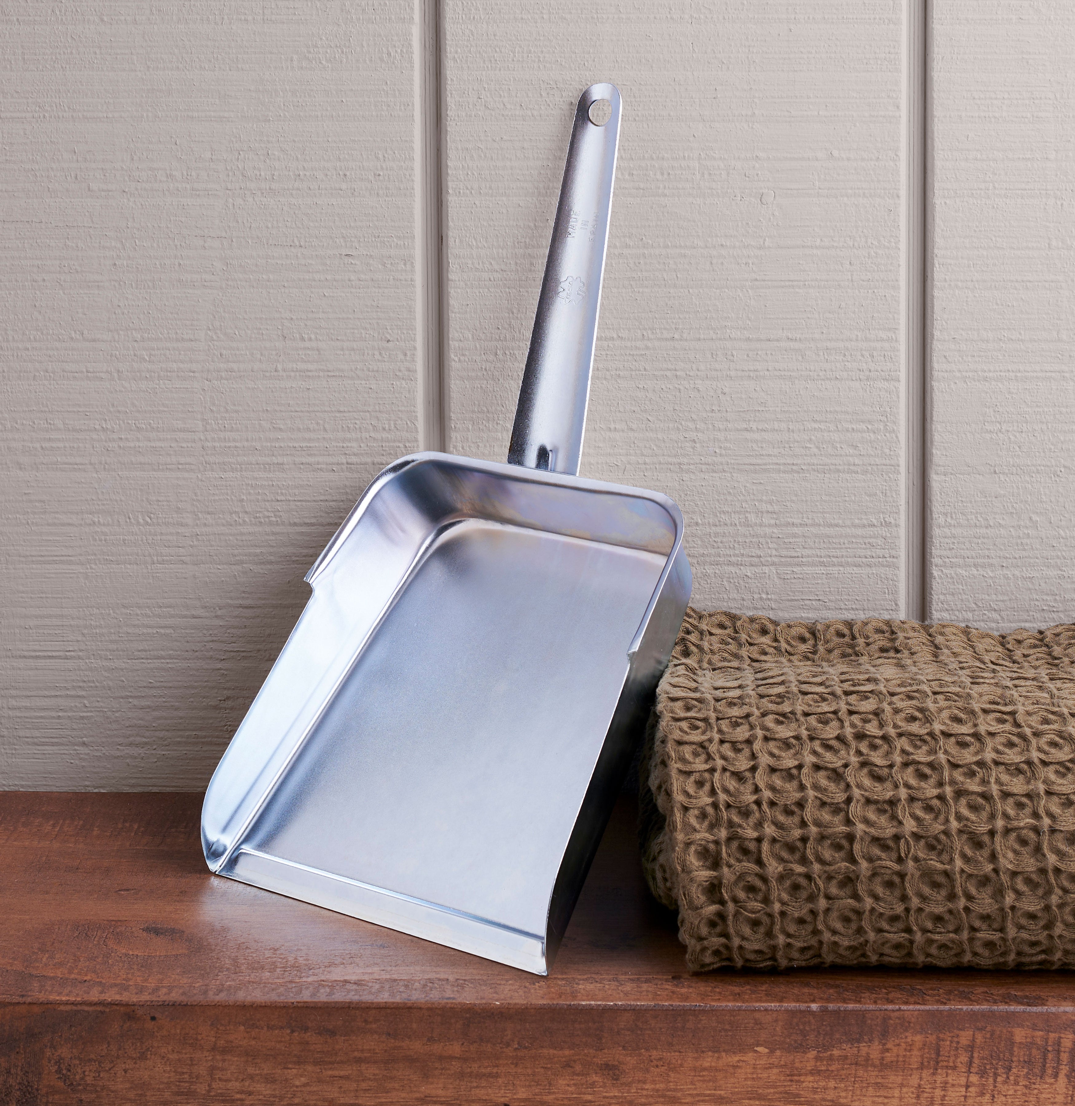 Short-Handled Metal Dust Pan